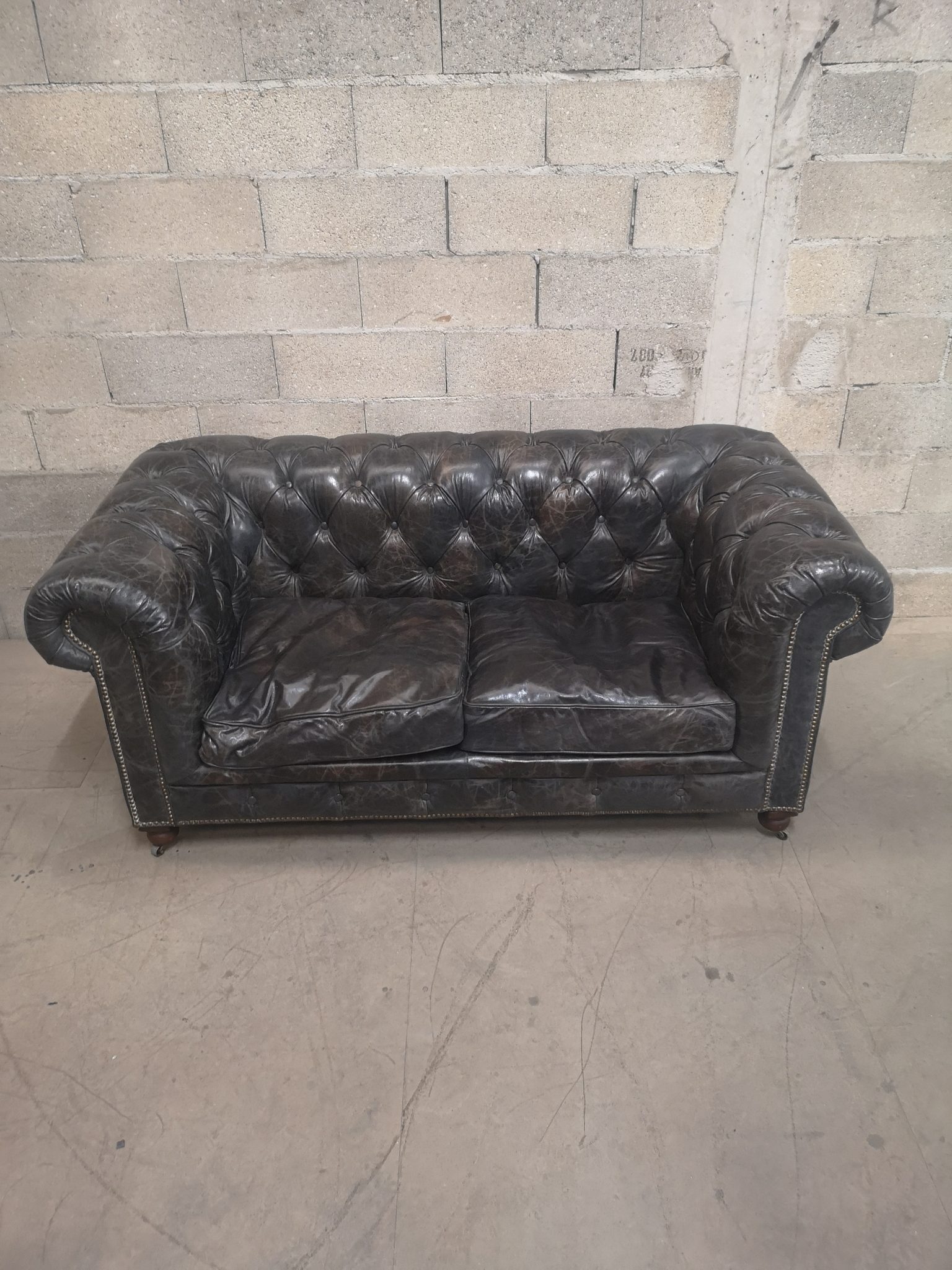 Canapé capitonné chesterfield d'angle réversible en velours gris CARME