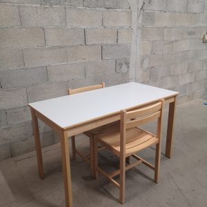 Table avec 2 chaises en bois