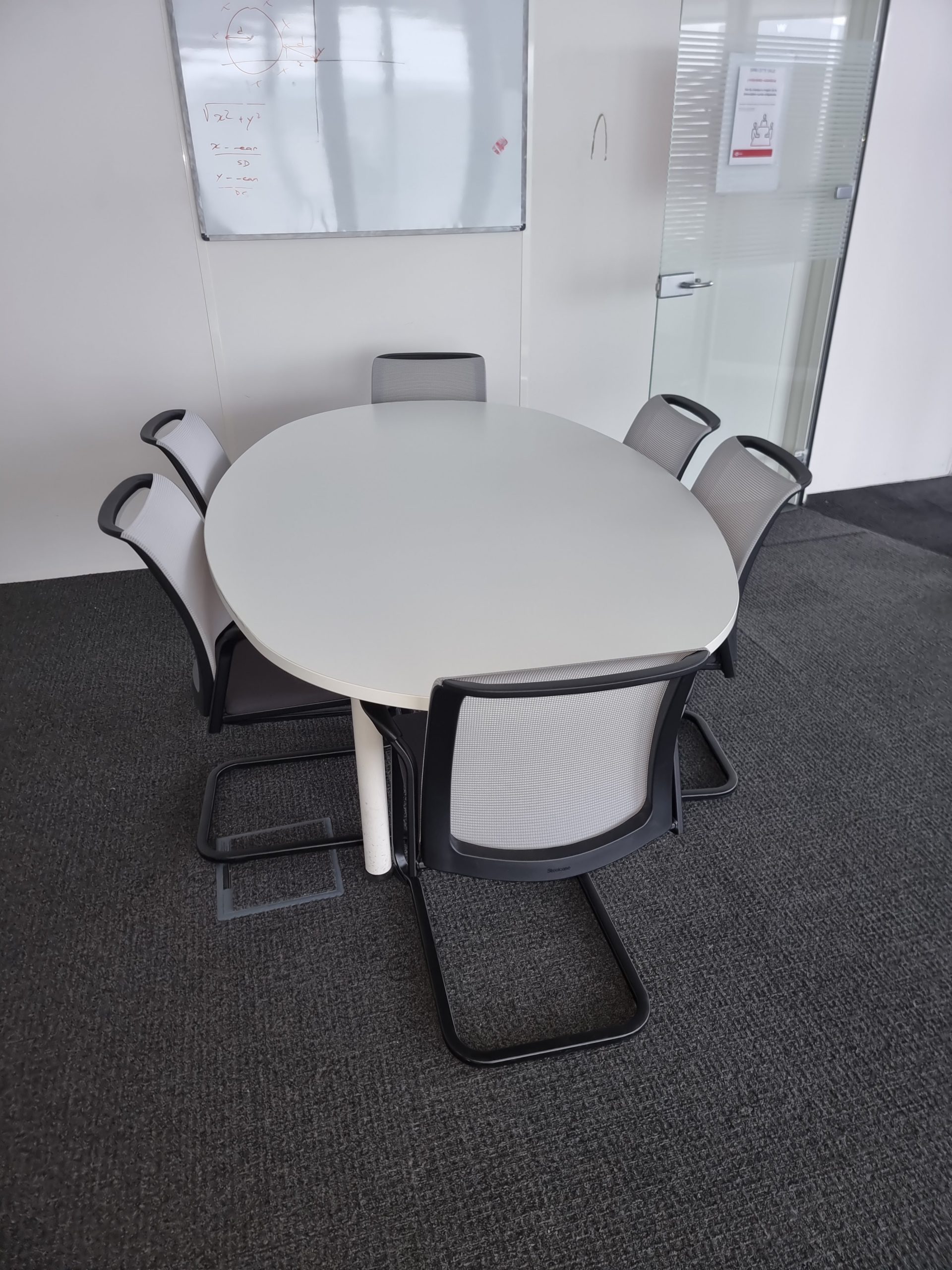 Table de réunion avec chaises